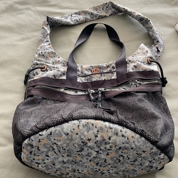 Lululemon sports bag - Picture 2 of 7